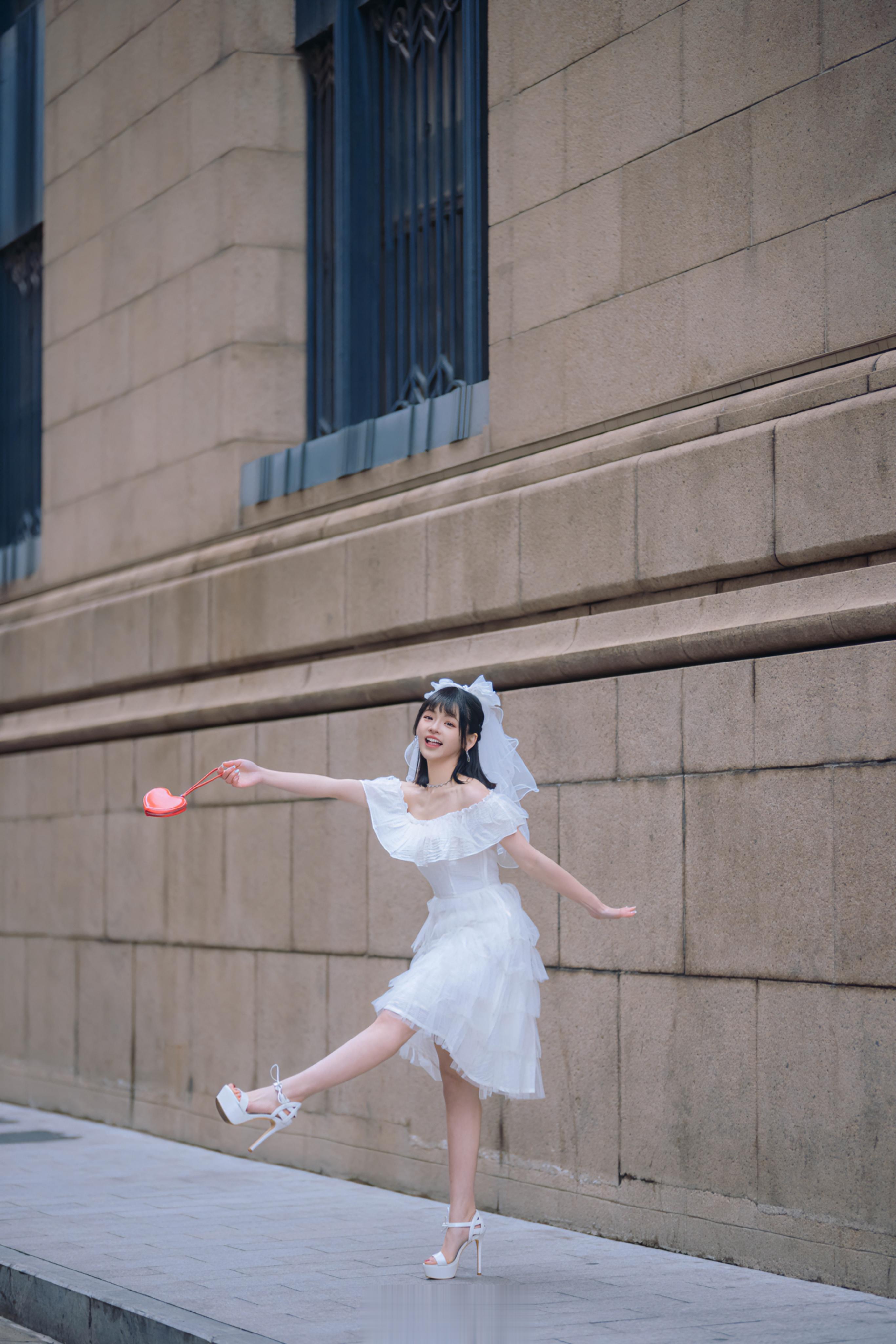 #林津伊[超话]# 诶～～是谁接到了我的捧花呢？#情人节快乐# 单身狗默默离开…