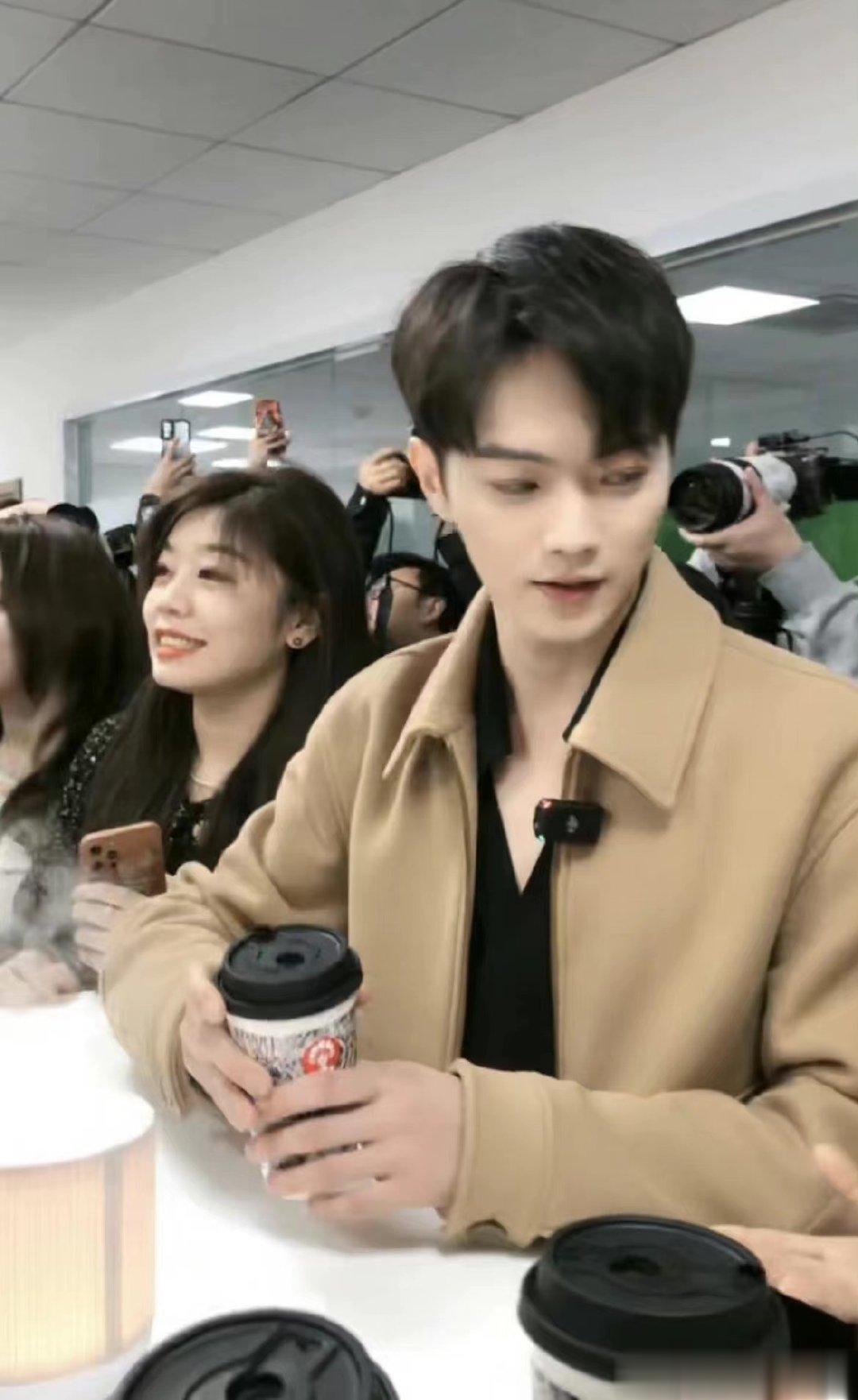 #路人镜头下的许凯#   休闲的装扮真的是特别的具有自己独特的魅力呀，好喜欢这一