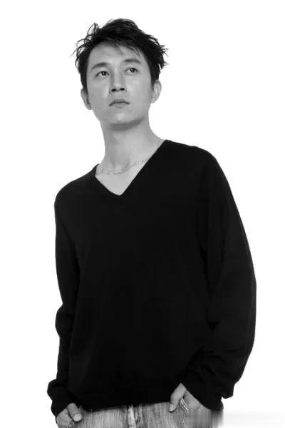 近日，潘粤明在社交平台上分享了自己与儿子的经历，并感谢前妻安吉尔对孩子的照顾。此