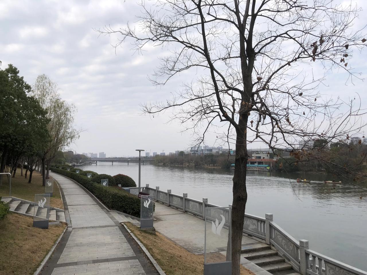 今天时大年三十了，上完最后一天班，就开始休息了。虽然没有年终奖，虽然没有加薪升职