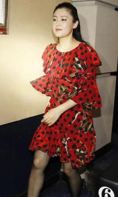 一大把年纪了还穿得这么有“少女感”！不愧是曾经的内娱“第一美女”！