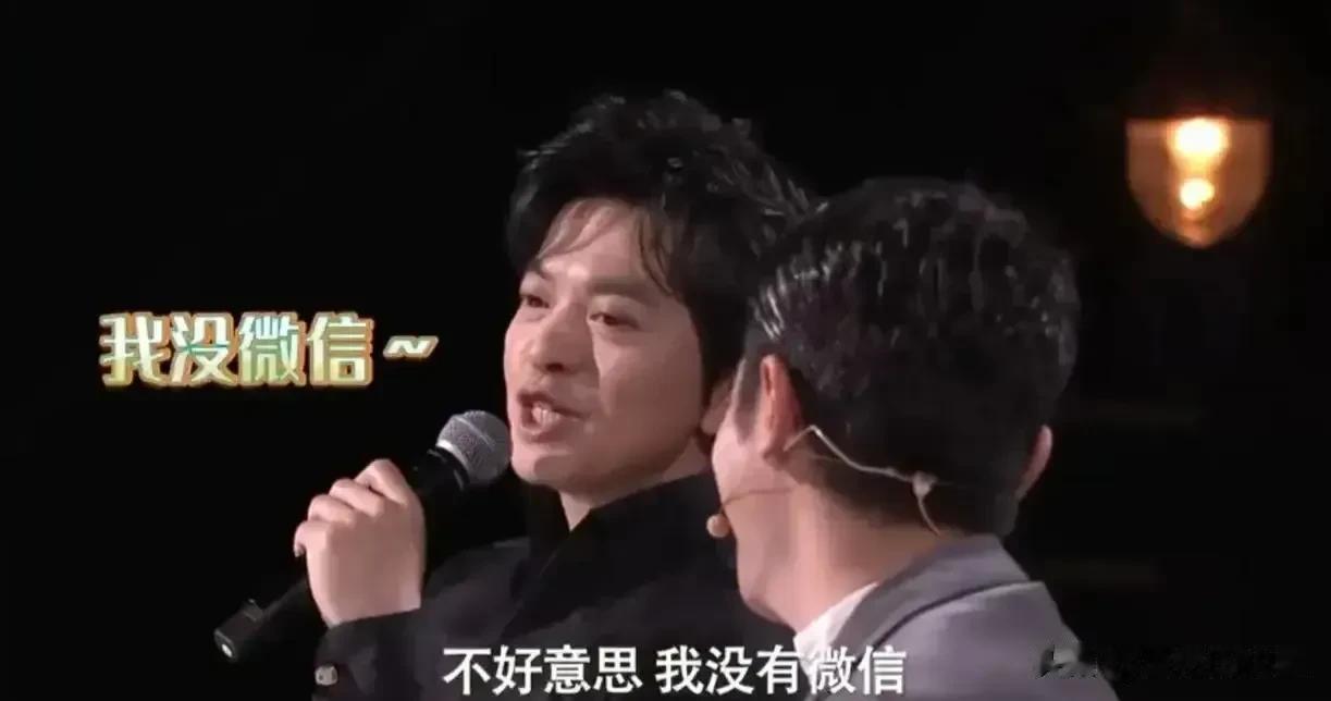 节目中，谢霆锋要加李健的微信，谁知李健说：“不好意思，我手机加不了”，谢霆锋很尴