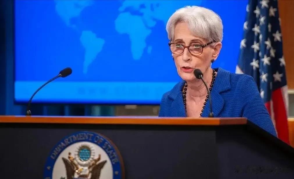 美国白宫称，“中国对美国的国家安全及其盟友的安全构成威胁。美国将考虑对与解放军有