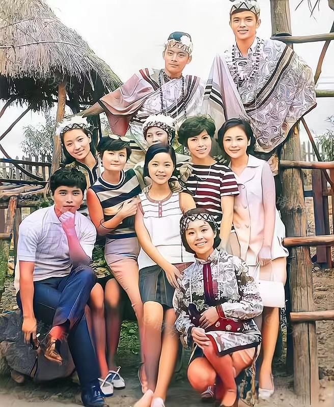 1967年，14岁的邓丽君在阿里山演出时，与当地歌迷留下了这张珍贵合影。镜头中站
