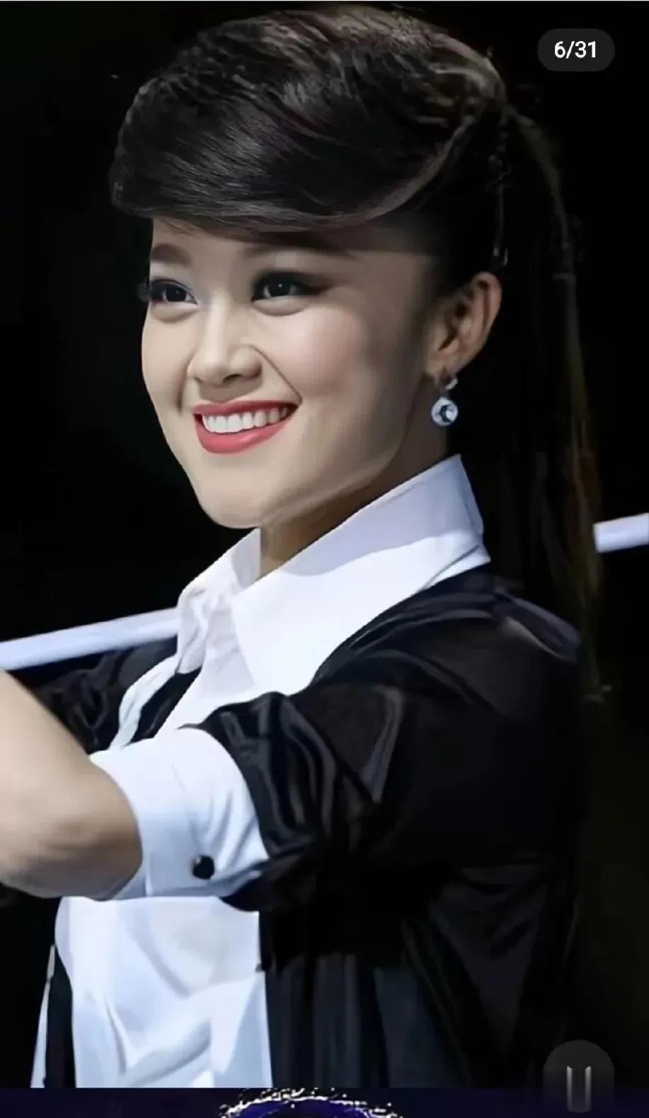 王小玮，1983年8月26日岀生于辽宁省大连市，中国内地女歌手，器乐演唱组合《玖
