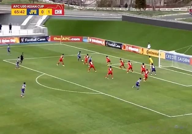U20国足又被主裁判坑了！日本的2粒进球，一个越位，一个手球在先，严格意义来说进