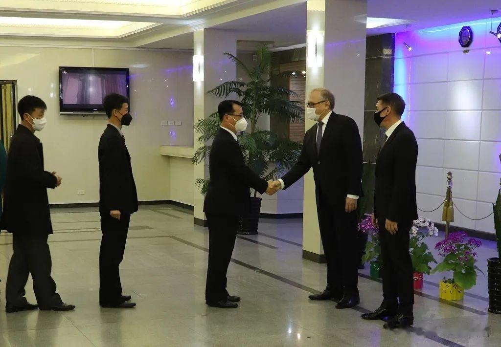 俄罗斯驻朝鲜大使：俄罗斯在建立公正的世界秩序的斗争中跟朝鲜站在同一个战壕里。

