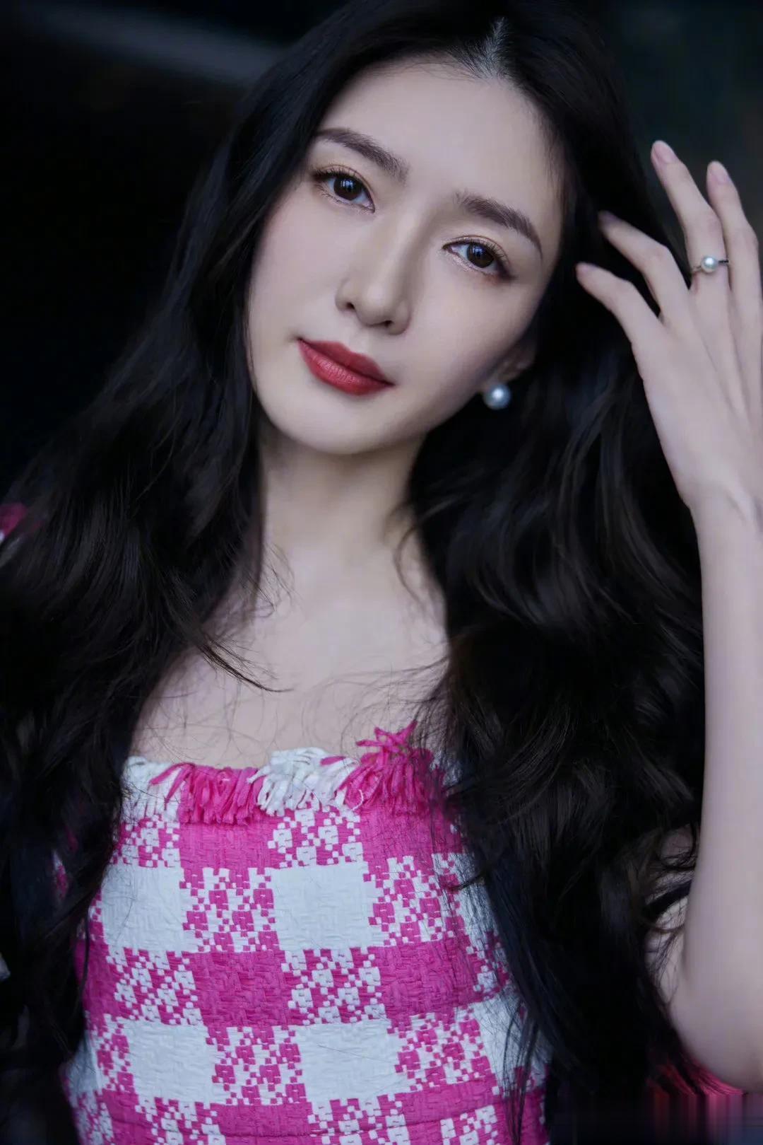 你可以永远相信江疏影的穿搭，粉色格子裙+长卷发，多么慵懒美丽迷人啊！感觉江疏影真