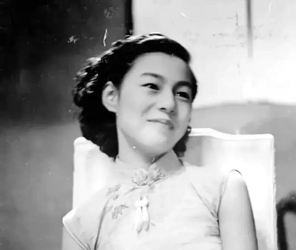 民国青楼女子，身穿艳丽旗袍，绰约风姿，妩媚动人。
民国时期的青楼女子，要模样有模