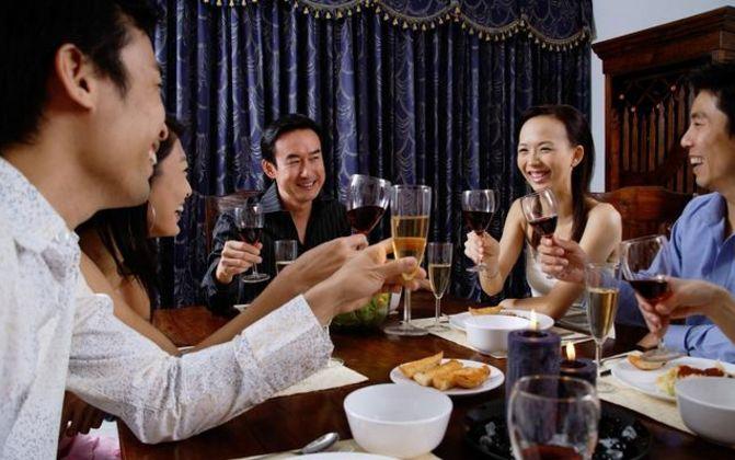 《俺的段子之二：看相》：
酒桌上，给一乡镇书记看手相，说其最近有心事，但会有贵人