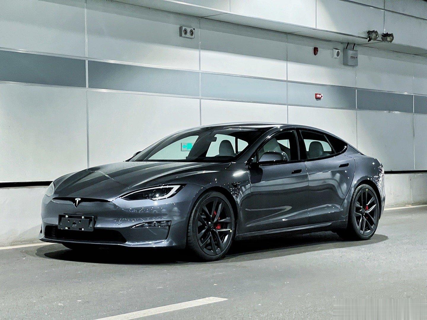 和特斯拉Model S Plaid相处了两天，很久没有这种跟暗恋女神约会的感觉了