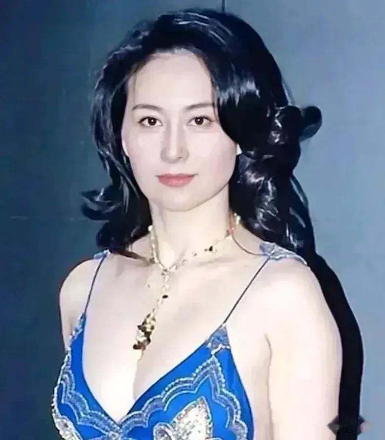 说到豪门里颜值高又有气质的女人，我首推何超琼，这应该是顶级豪门中颜值最高的女性了