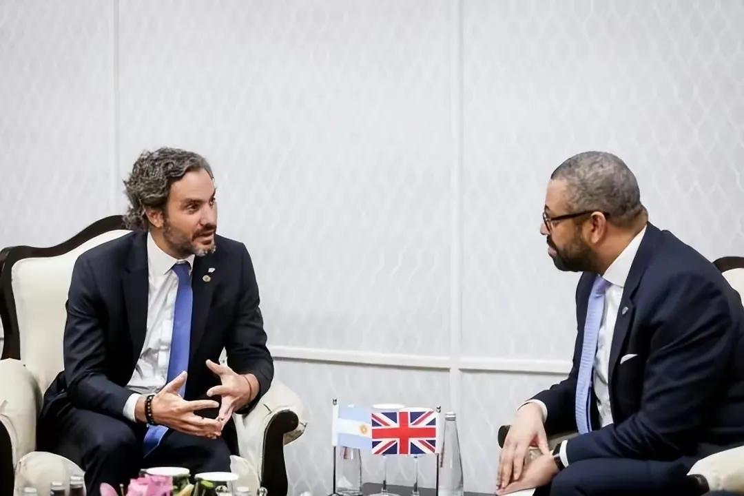 阿根廷喊话英国马岛的事也该谈谈了！
美国在世界各处拱火！英国就是后面那抱柴火的！