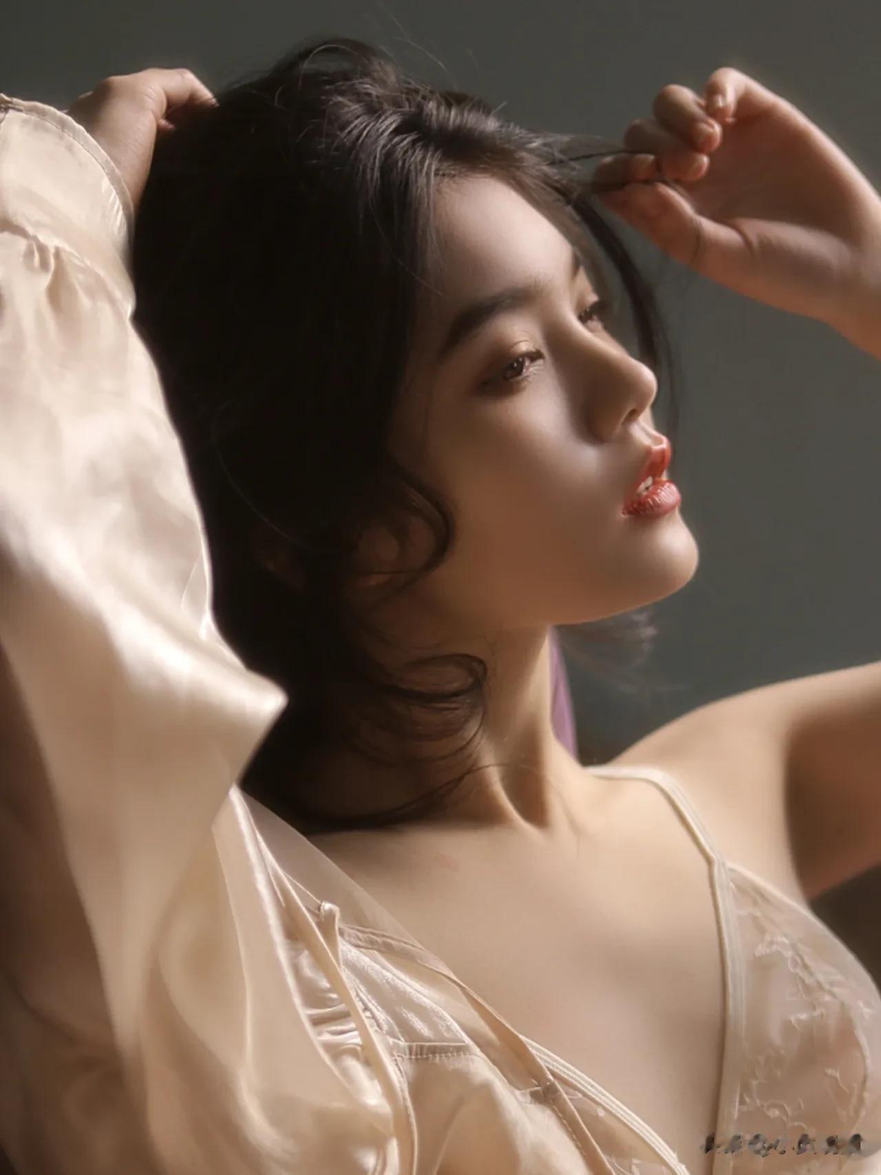 眼神最吸引我
像秋水涟漪  