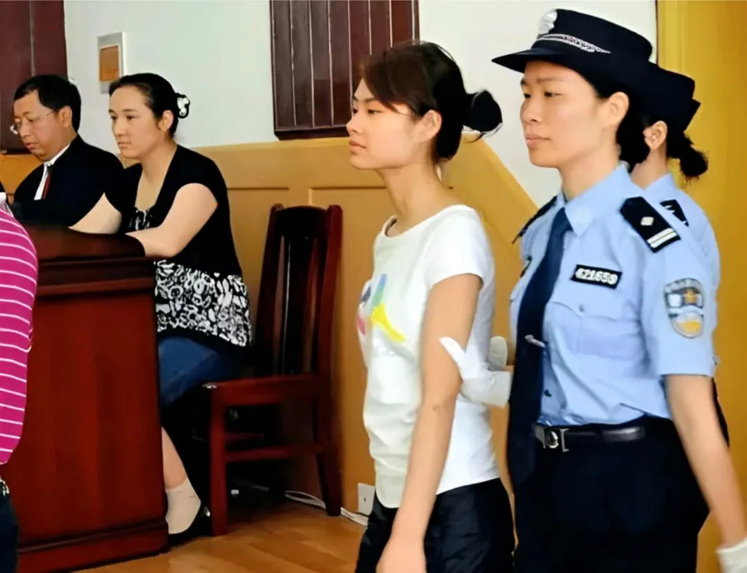 2009年，邓玉娇庭审时的情景，镜头前的邓玉娇面无表情，却自信满满，因为她代表公