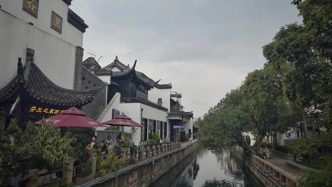   
在我上学的一个夜晚，那个夜晚我很睌才回家，秋天的夜风吹来了梦的气息，璀璨的