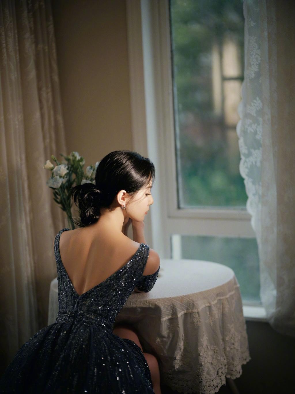 刘诗诗微博新造型曝光，太有少女感了！
3月25日是微博之夜，到时候会有很多明星走