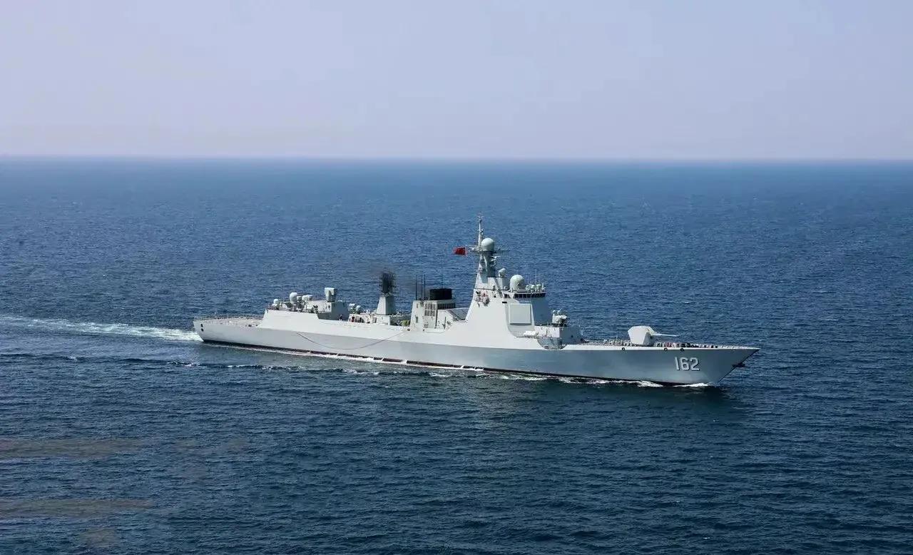 演习地‮很点‬特殊，目‮中前‬国、伊朗和俄罗‮三斯‬国舰艇，正在‮曼阿‬湾举‮海