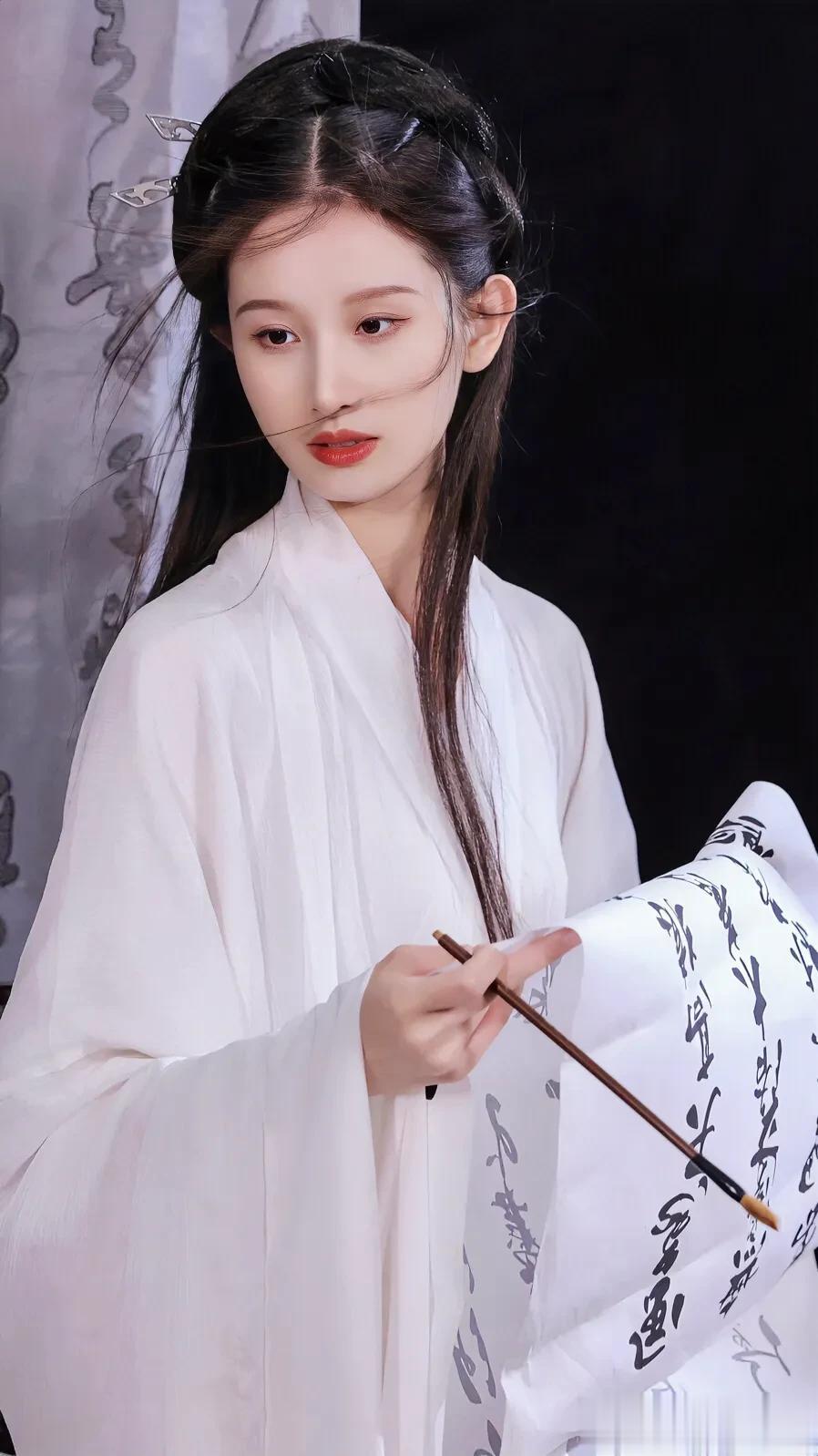 梦落星辰，帘开春晓。明窗碧柳传啼鸟。遥村远树遍流霞。风牵紫日晨光好。
长路悠悠，
