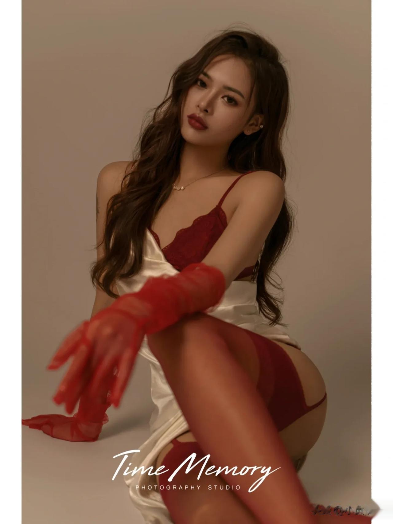 干净的暖调背景里
燃烧起松糯又温暖的红
朱红的连体内衣
细腻的质感 冷艳的红玫瑰