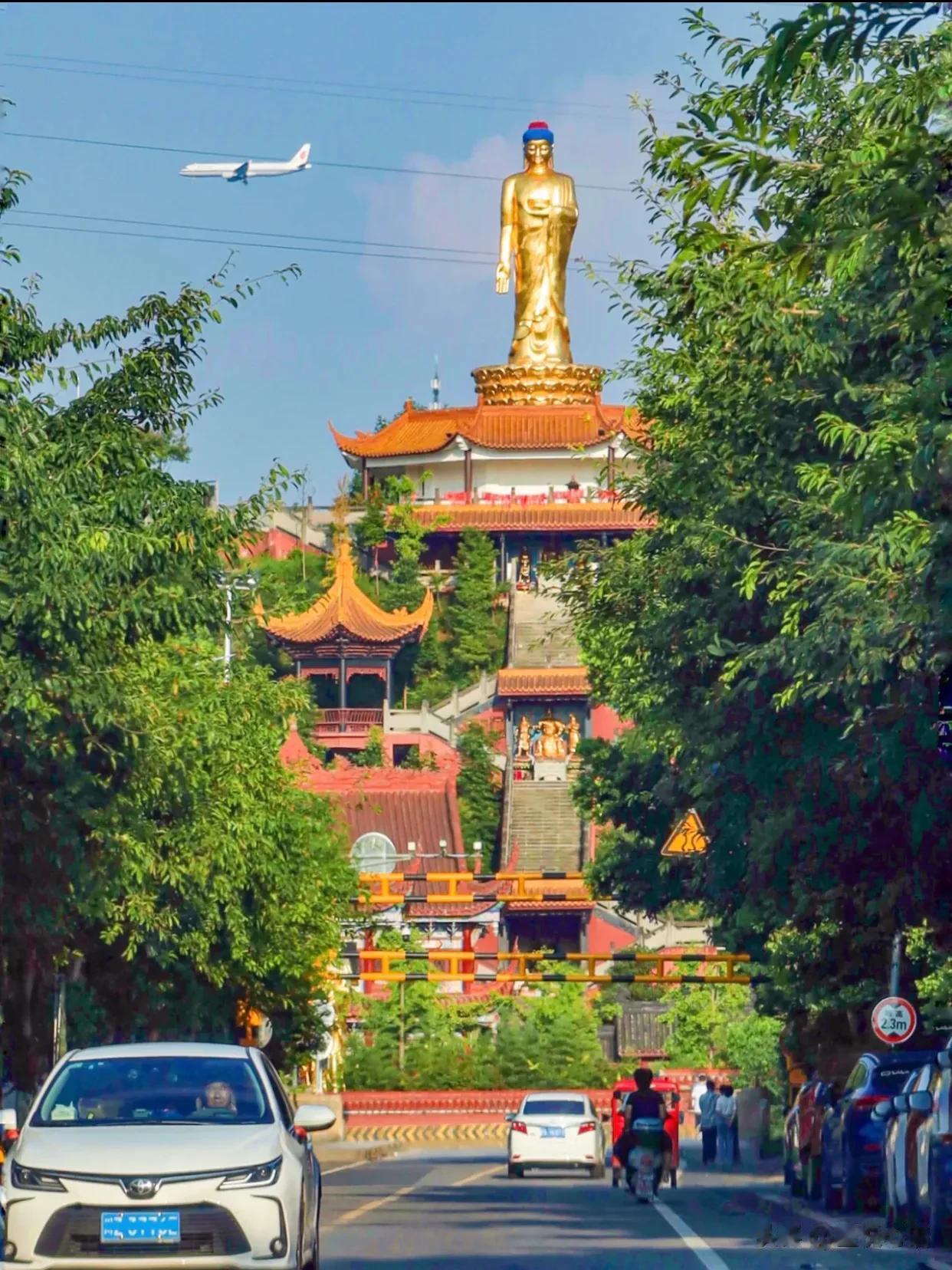 成都地铁直达自大隐隐于市的百年寺庙！
去年夏天和朋友去新津玩
坐在车上抬头慢慢显