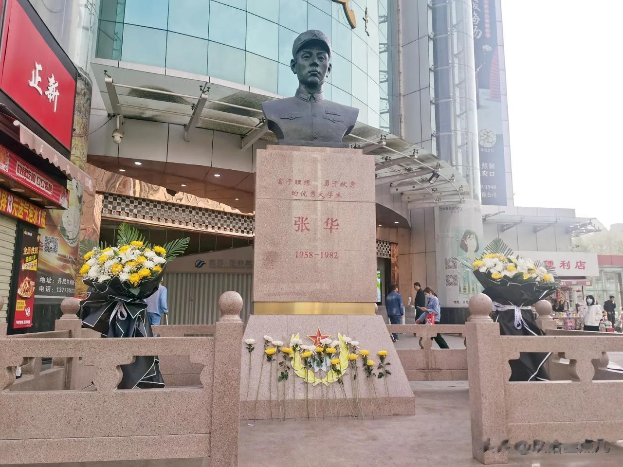 今天路过西安市康复路南口，发现有个雕像下面摆着特殊场景才用到的花篮。我怀着好奇的