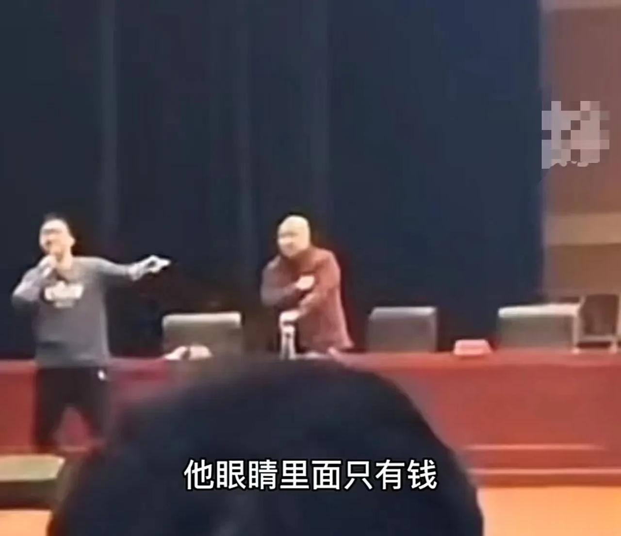 干得漂亮！近日，安徽某知名中学的演讲现场，一位学生冲上讲台抢过老教授手中的话筒，