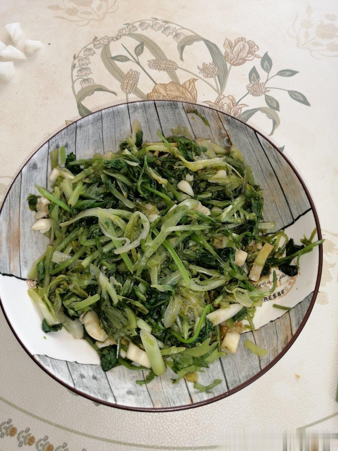 中午吃啥，翻翻冰箱，有苦苣，长苦苣。是媳妇前几天牙疼（可能我俩羊肉吃多了，春天本