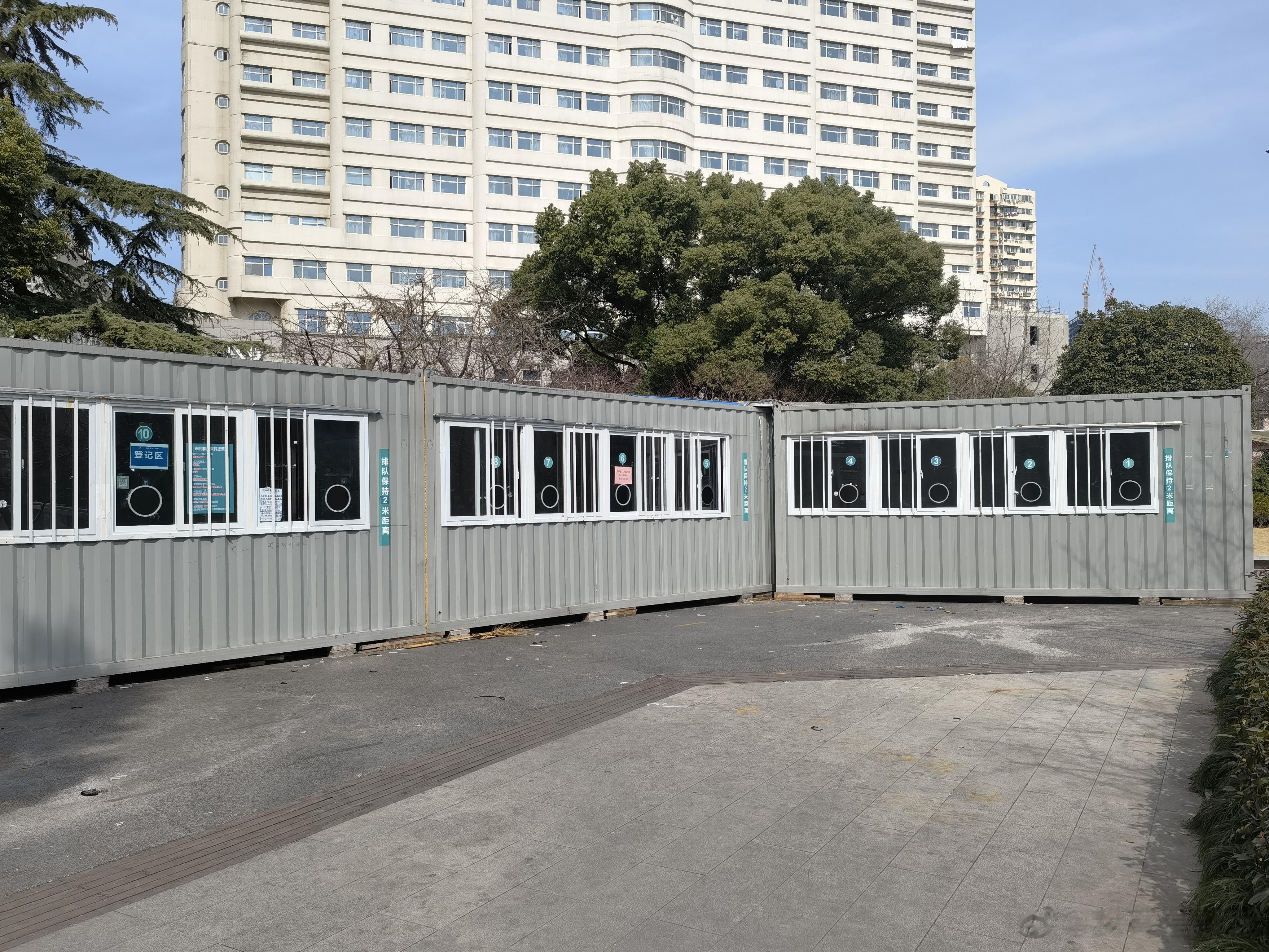 家里旁边的公园去年一年都是核酸点，主要针对外卖快递等人员，二十四小时都有。这本来