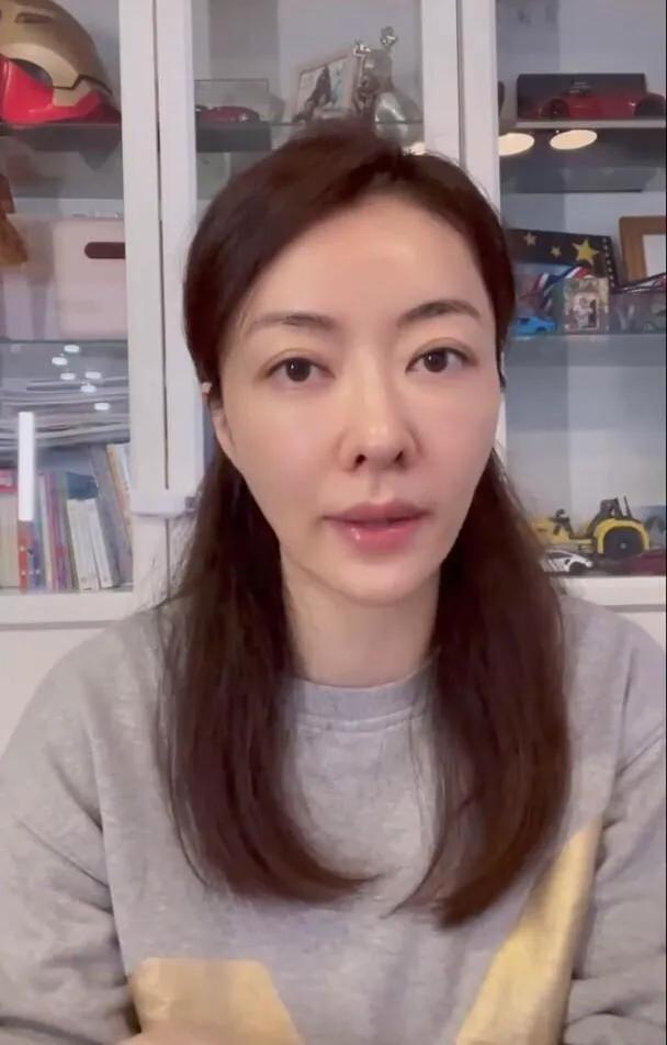 40多岁了，素颜出镜！看着还是很完美的！唯一美中不足的就是鼻子，让人看着有点出戏