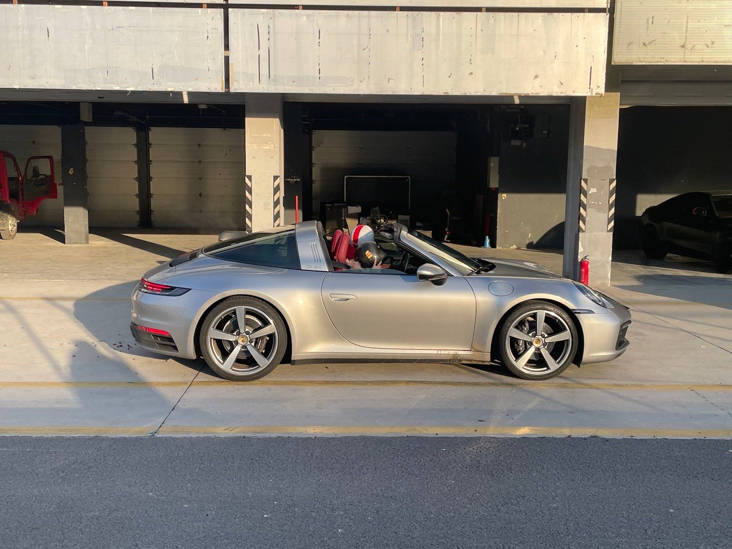 赛道日有一对情侣开着一辆保时捷911 992 Targa 能感受到他们很热恋+是