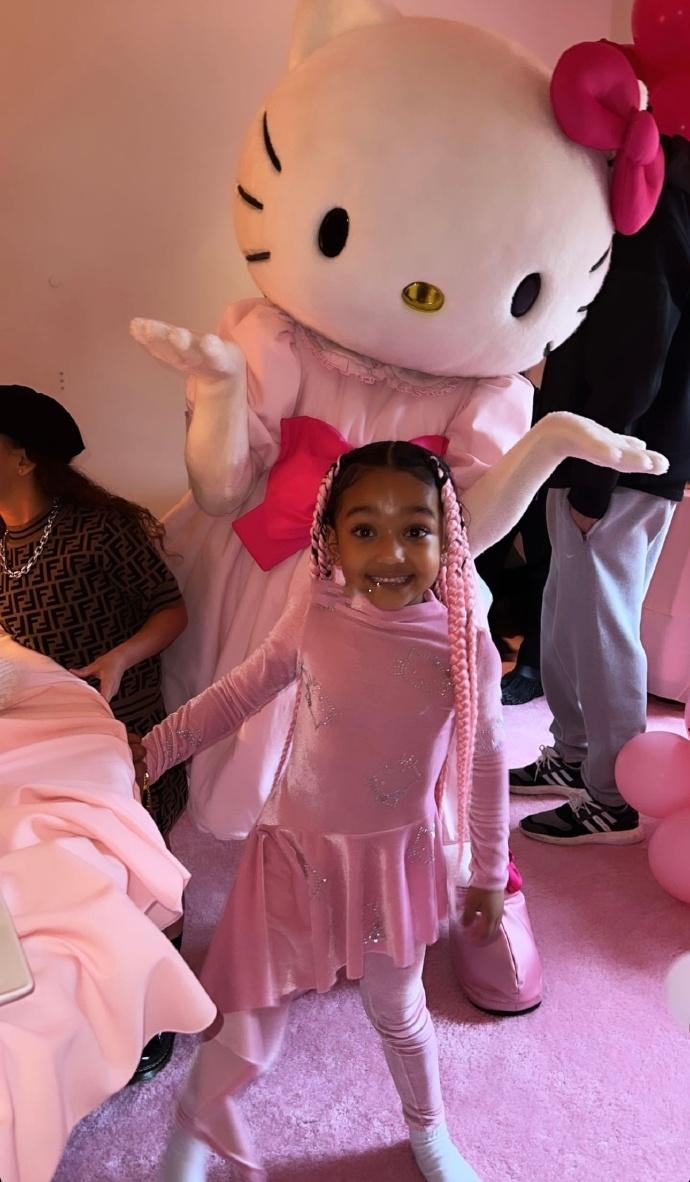 金姐小女儿5岁生日派对曝光
金