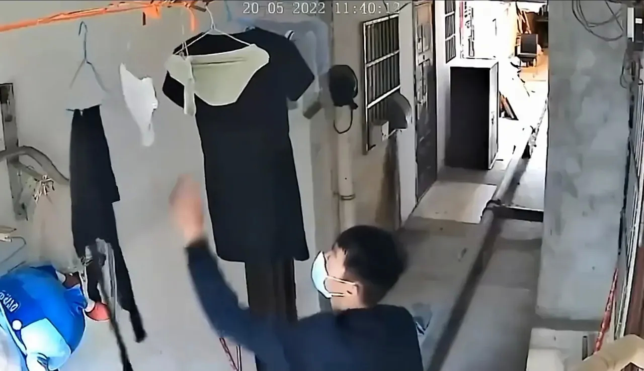 一男子在民房内偷内裤，被监控拍下，先拿着抚摸，后面放在脸上疯了闻着大家有没有遇到