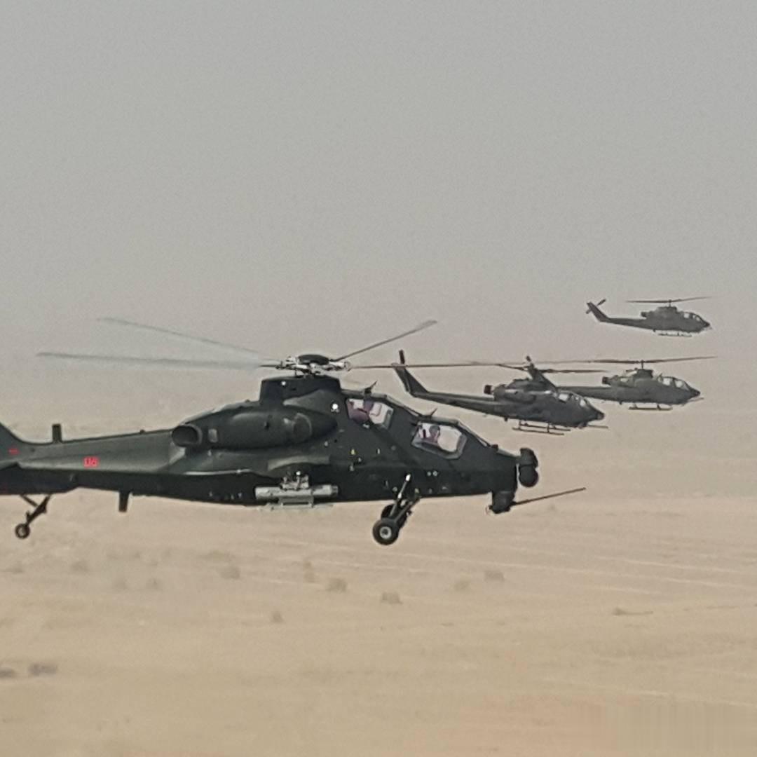 直十在巴基斯坦测试时巴方拍的照片，图1为直十和巴方的AH-1武装直升机比翼齐飞，