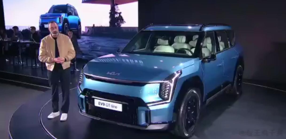 起亚EV9 GT-line实车亮相，作为起亚打造的纯电中大型SUV，起亚EV9基