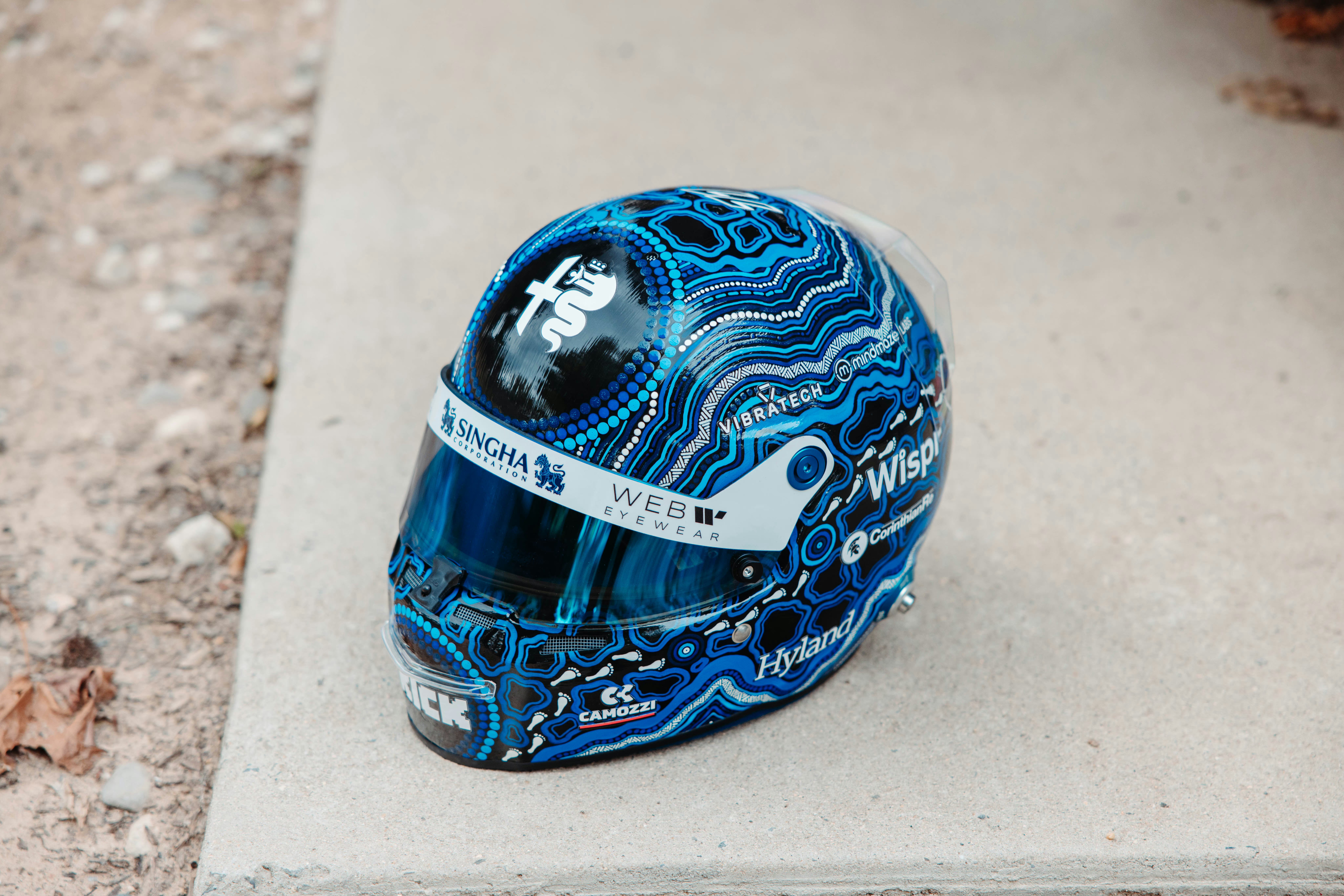 博塔斯与澳洲原住民艺术家Ricky Kildea合作的特别版头盔，这顶头盔赛后将