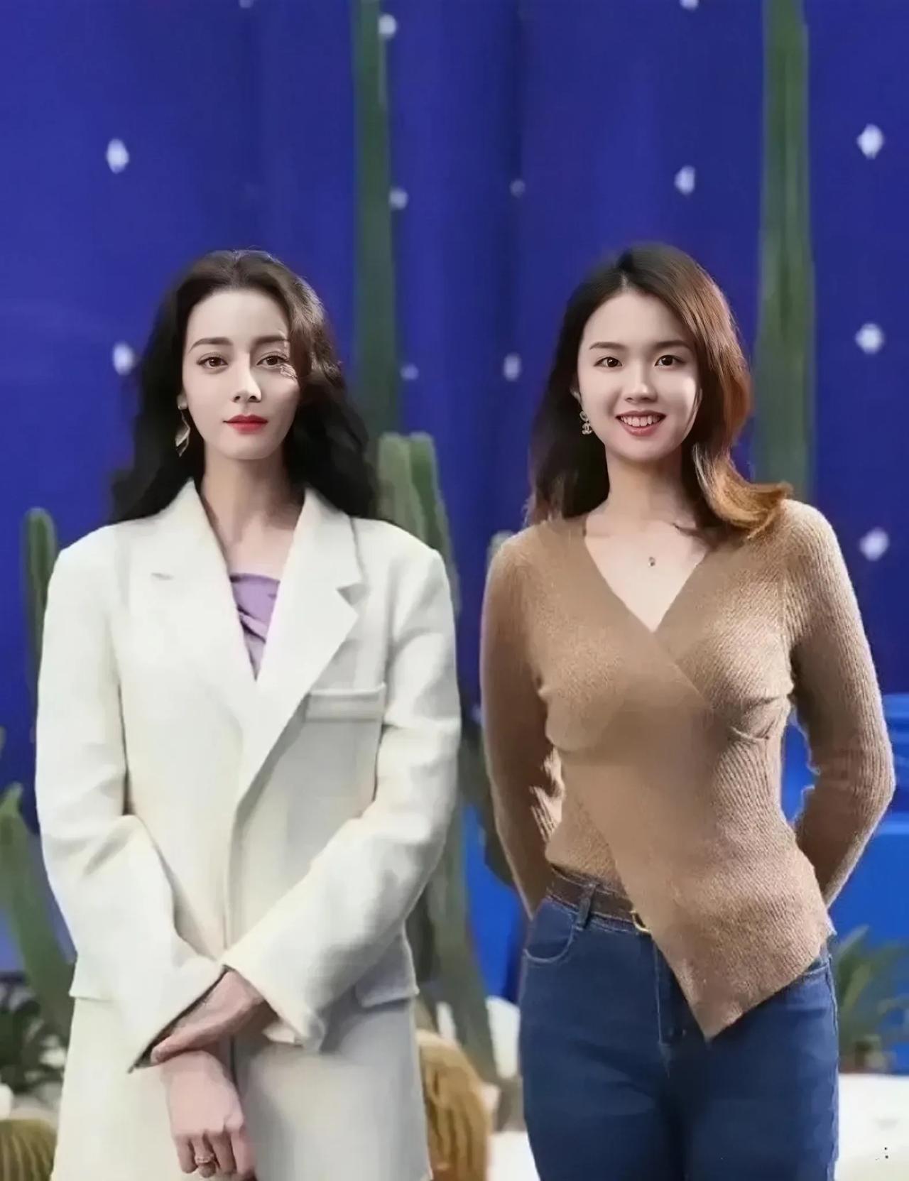 迪丽热巴和一个美女粉丝的合影，没想到艳丽迷人的迪丽热巴竟然输了。
也许是迪丽热巴