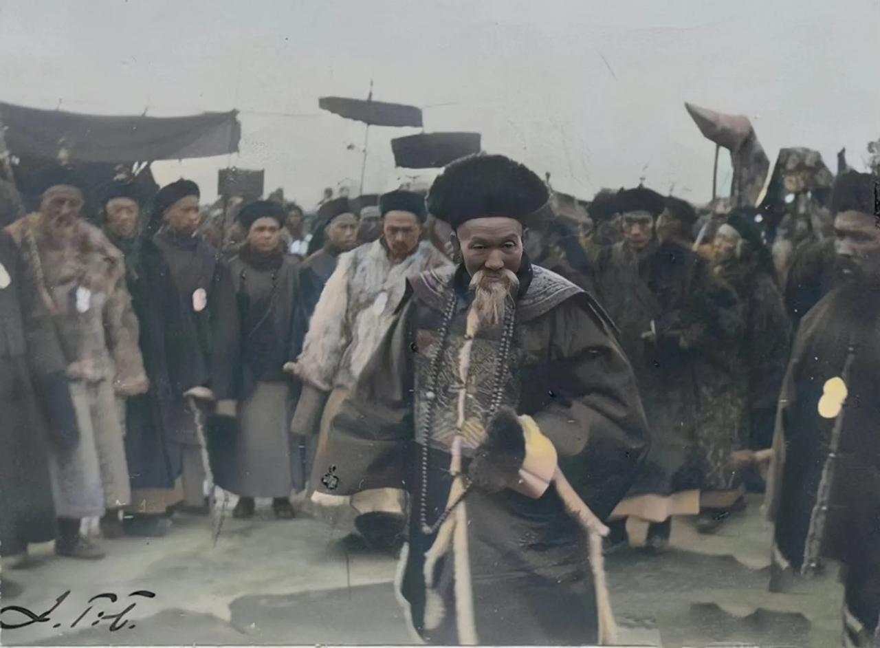 真实的清代高官的穿着打扮原来是这个样子，别再被电视剧误导了。
清末时期的一个官员