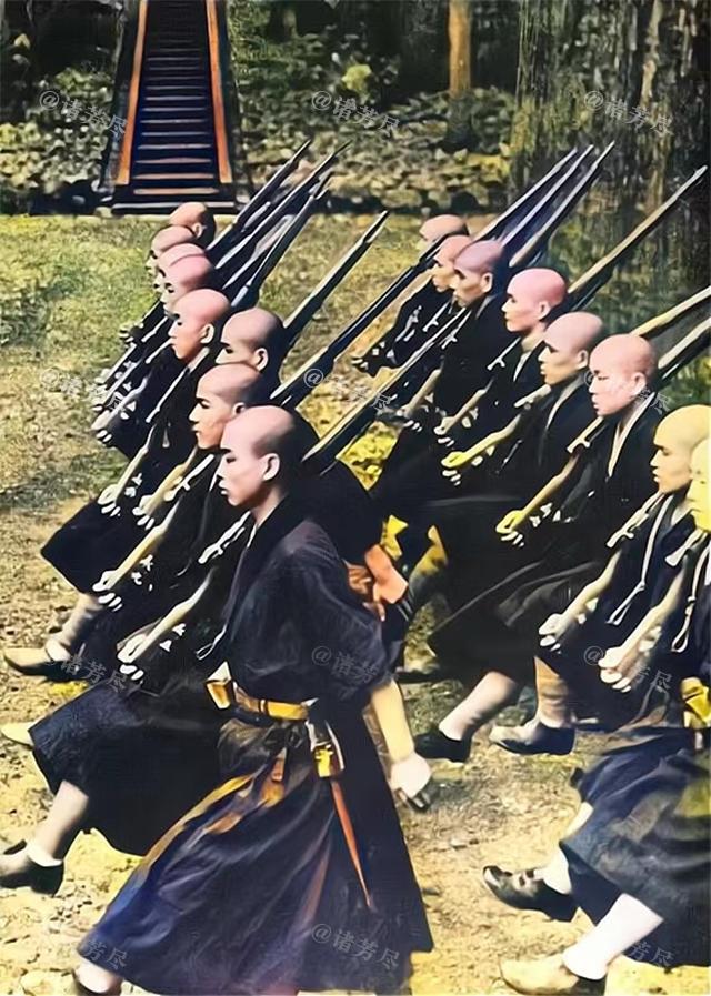 1940年，中国，一群日本“随军僧”正在进行操练，尽管他们没有穿着日寇的军装，却