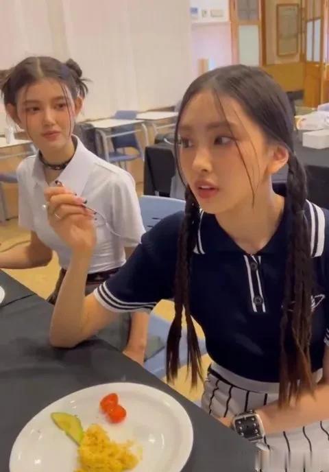 韩网友晒出newjeans一餐的食量，只有两个圣女果，和一片黄瓜🥒，剩下的是少