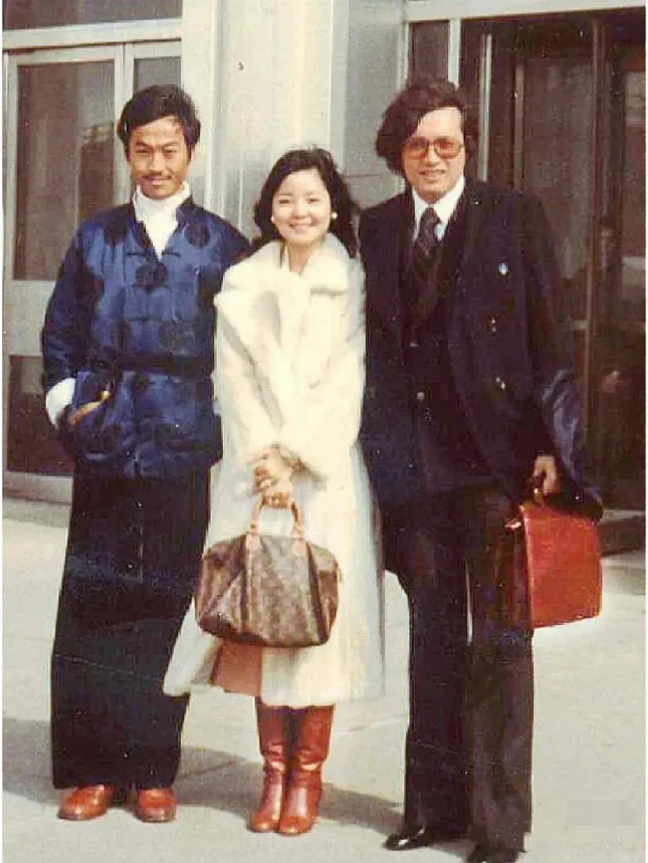 这是1978年的美国，年轻时的邓丽君和秦祥林，还有一个朋友的合影。那天风很大，吹