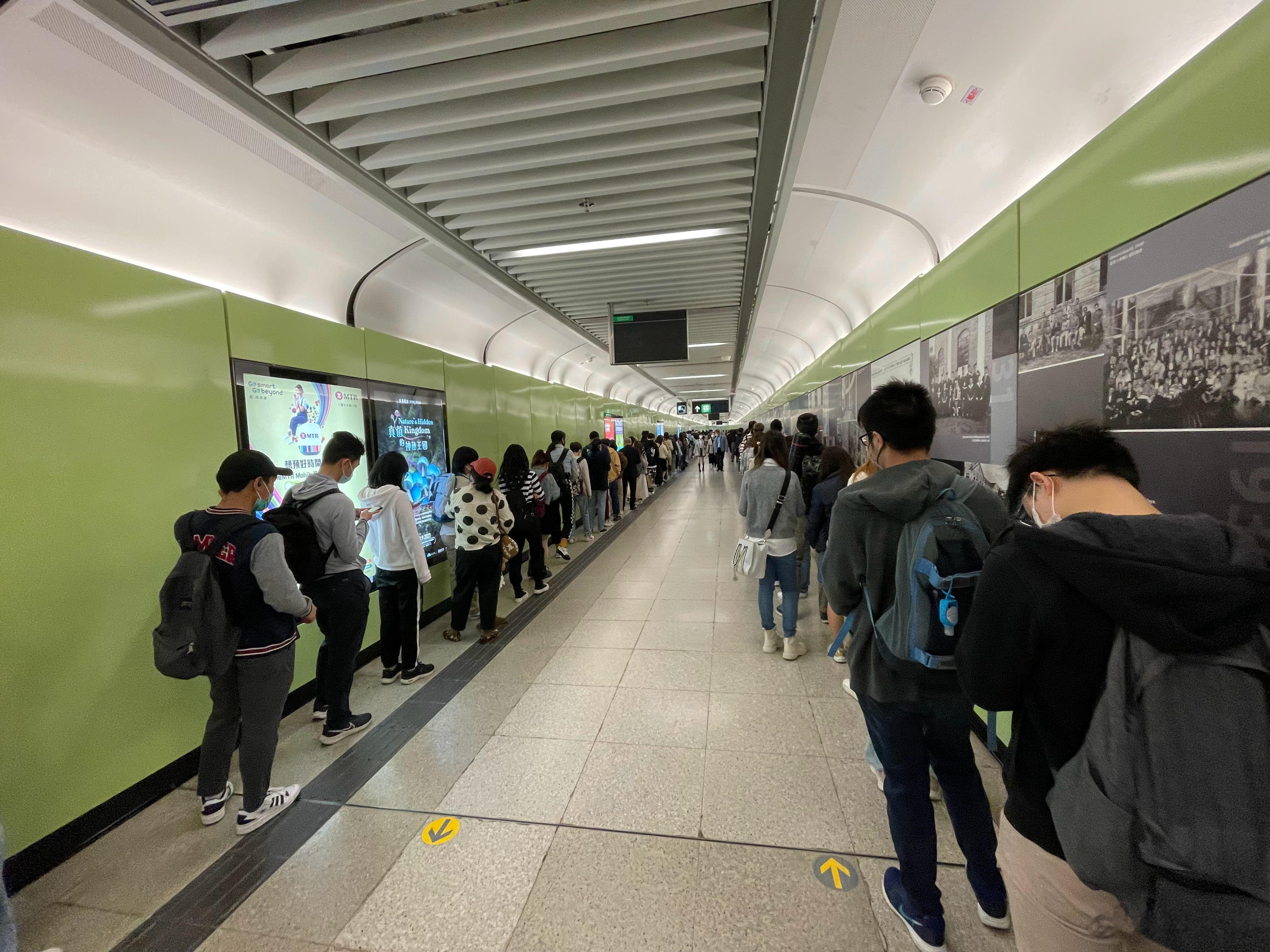 只有地铁站里的直梯能进我们学校，然后还排一百米的队，真的会谢  ​​​