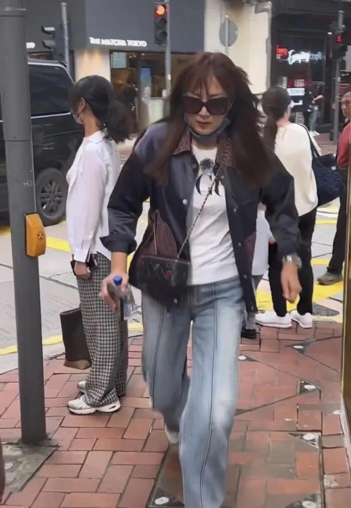 任达华的老婆不是名模吗？怎么会是这副模样呢？
披头散发、罗圈腿，而且还驼背！现实