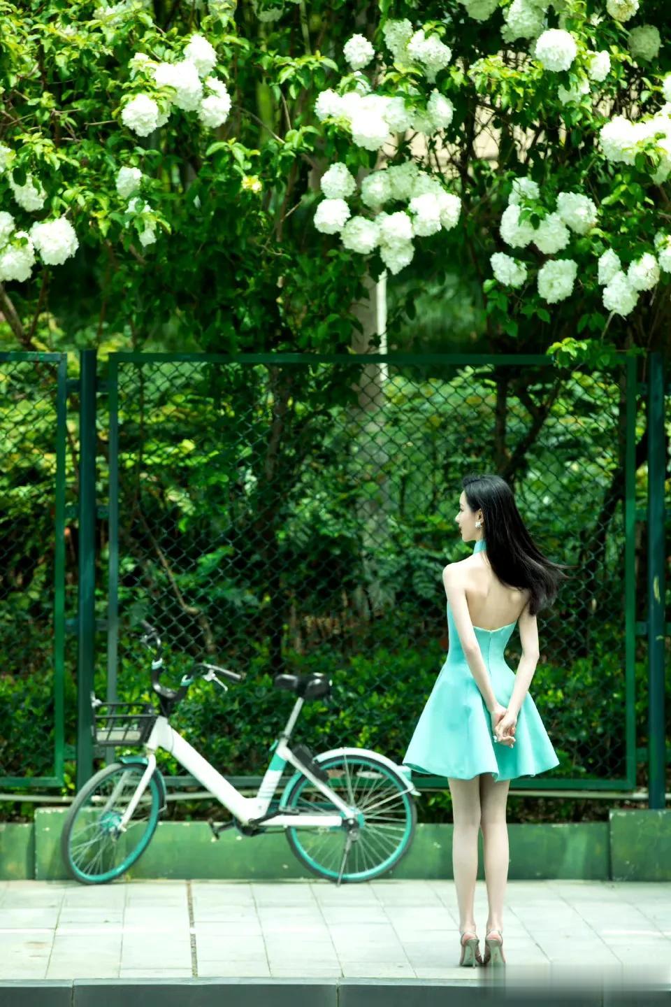 陈都灵真的是一个活在精修图里的静态美女，一到戏中这五官就开始乱飞，颜值就开始崩塌