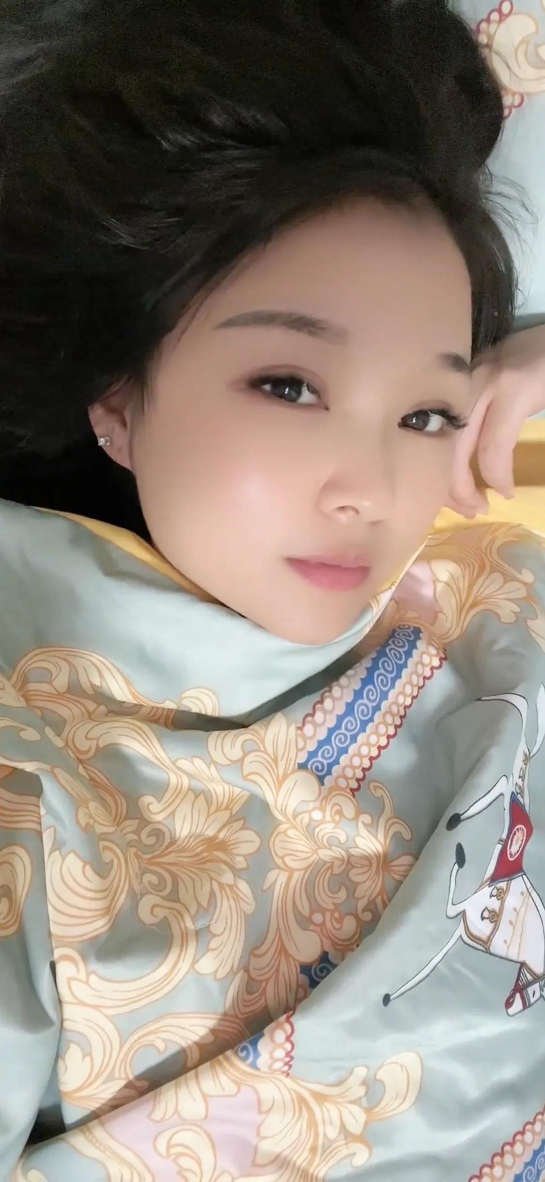 今天去看牙医，他问我：年纪轻轻的，牙齿怎么磨损这么严重？
我说：这么些年，都是咬