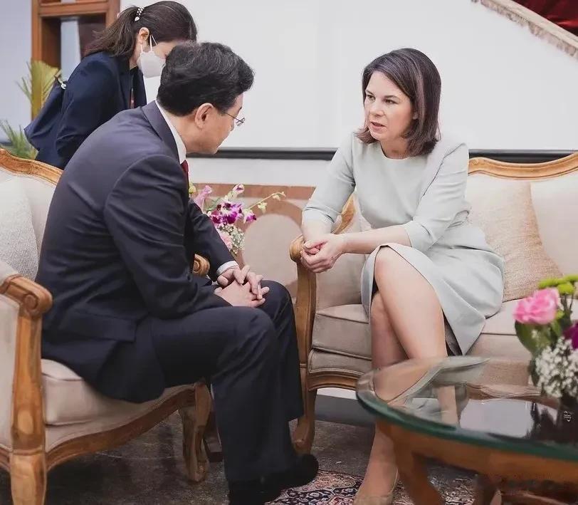 周四，印度德里，德国外长贝尔伯克约见了中国外长秦刚，警告中方在俄乌冲突中保持中立