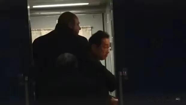 日本首相岸田文雄今日将突访基辅，现在岸田已经离开印度，正在波兰前往基辅的火车途中
