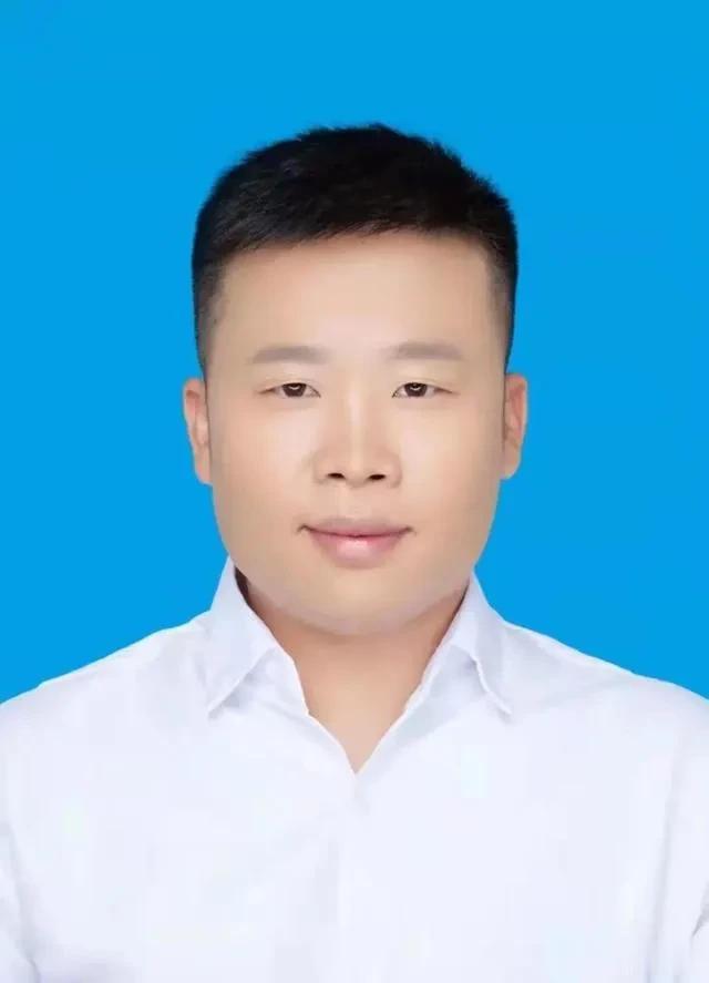 李秋平县长潜规则挂职的中央女干部，潜到铁板上因而跌倒落马，令广大网友浮想联翩，李