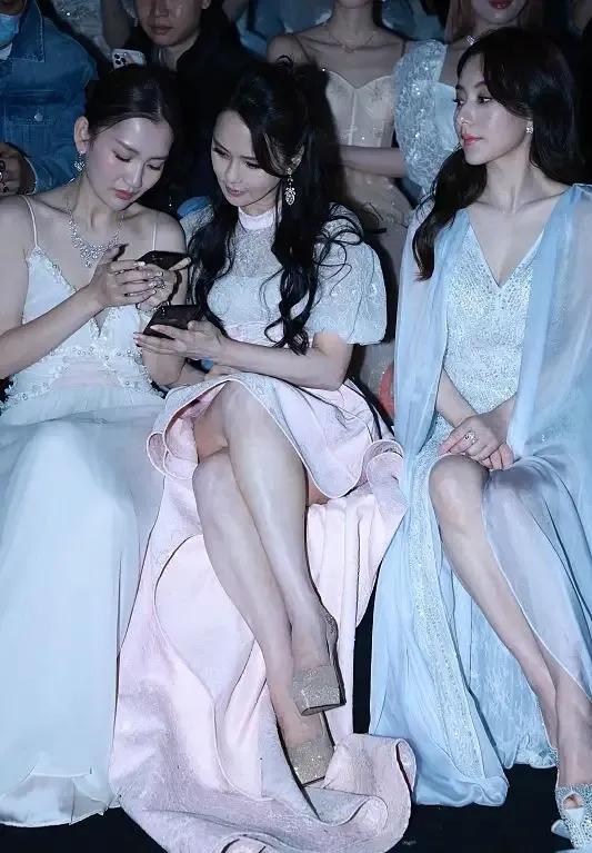 伊能静不搭理方媛，被冷落的方媛好脾气的坐着，一点也没有表现出不开心。

网友分析