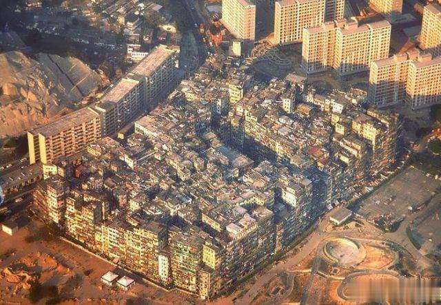 九龙寨城是香港殖民地时代位于今九龙城区的一座围城。
清政府签订割让条约时，声明这